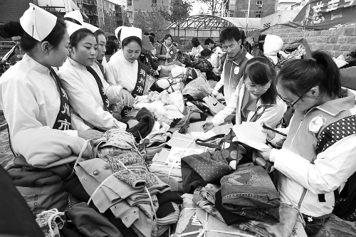 鄭州慈善志愿者暖冬行動(dòng)啟動(dòng)，志愿者將把閑置衣物送給需要的人。