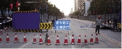桐柏路西側(cè)，圍擋內(nèi)已經(jīng)不允許汽車通行。