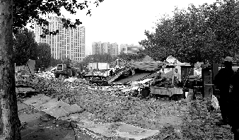 對(duì)公園選址的5.5萬(wàn)多平方米的違章建筑進(jìn)行拆除。