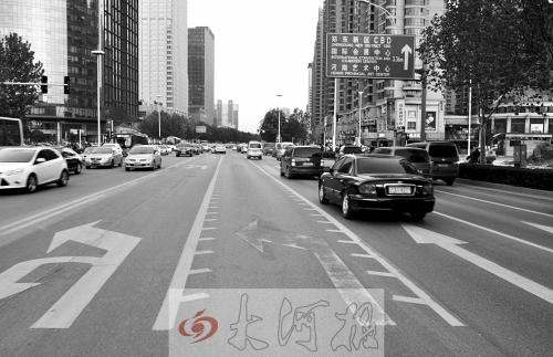 這條畫有多條短斜線的車道就是可變車道，視車流量大小而定，直行車輛多時(shí)它是一個(gè)直行車道，左轉(zhuǎn)車輛多時(shí)它