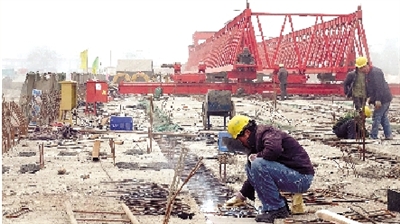 正在建設(shè)的鄭登快速通道跨南四環(huán)大橋。