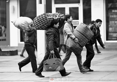 鄭州火車站廣場，行色匆匆的趕路人。