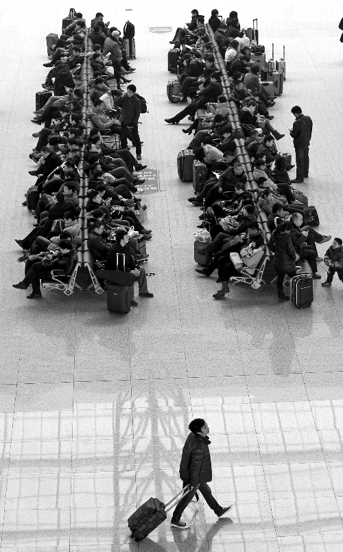 鄭州東站候車室，一些乘客在候車。