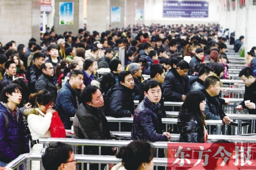 鄭州火車(chē)站迎來(lái)節(jié)后最后一波客流高峰。昨日，售票廳內(nèi)人頭攢動(dòng)