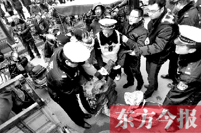 面對要暫扣的非機動車，看車人急了
