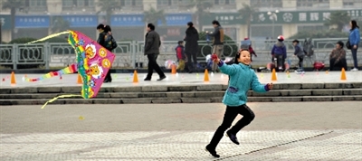昨日,省會(huì)天氣晴好,春意盎然。上午,在綠城廣場(chǎng),一個(gè)小女孩在快樂(lè)地放風(fēng)箏。