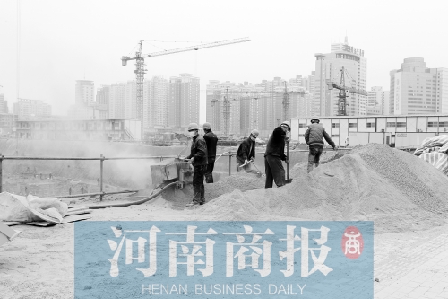 緯二路與東明路交叉口附近，一處工地上塵土飛揚 記者 鄧萬里/攝