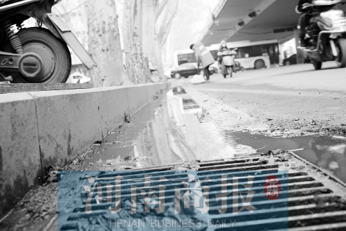 現(xiàn)場(chǎng)，污水流到了機(jī)動(dòng)車(chē)道上