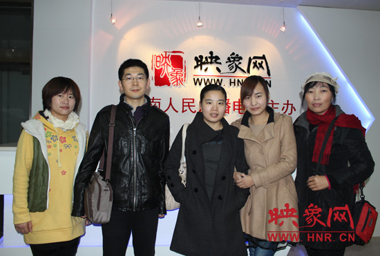 網(wǎng)友出發(fā)前和東方今報(bào)記者劉長(zhǎng)征、河南電臺(tái)新聞廣播記者王巴燕（左二、左三）合影