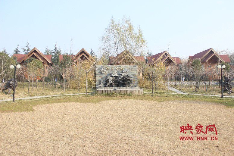 后面就是小別墅，前面是個(gè)廣場