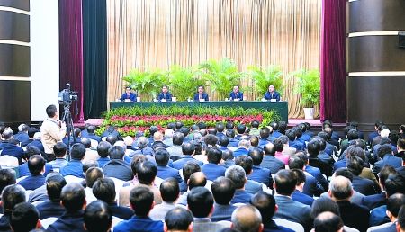 昨日，全市領(lǐng)導(dǎo)干部大會在渝州賓館舉行。 重慶日報(bào)圖