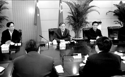 11月30日，中共中央政治局常委、中央紀(jì)委書(shū)記王岐山在北京主持召開(kāi)座談會(huì)，聽(tīng)取專家學(xué)者對(duì)黨風(fēng)廉政建設(shè)和反腐敗工作的意見(jiàn)和建議。新華社發(fā)
