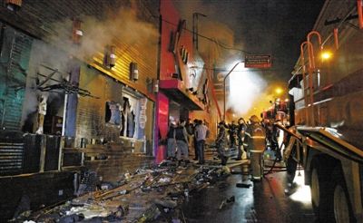 27日凌晨，巴西南里奧格蘭德州圣瑪麗亞市一家夜總會突發(fā)大火，造成至少245人死亡。圖為消防人員正在現(xiàn)場滅火救援。
