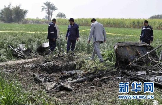 2月26日，在埃及旅游城市盧克索附近，警察和救援人員在發(fā)生熱氣球爆炸事故的現(xiàn)場查看熱氣球殘骸。