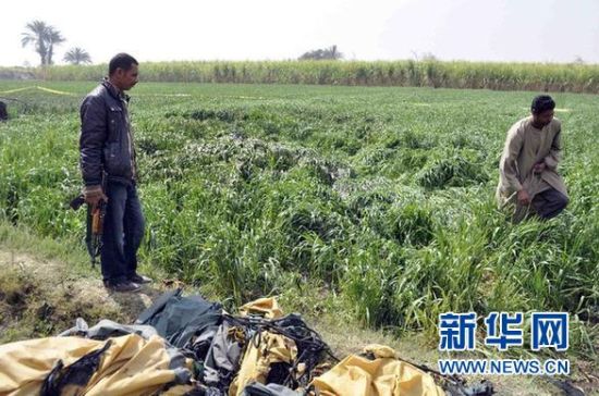 2月26日，在埃及旅游城市盧克索附近，當?shù)匕踩藛T在發(fā)生熱氣球爆炸事故的現(xiàn)場查看。