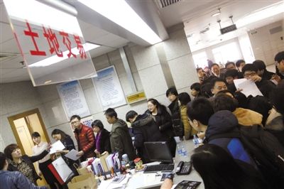 2月28日，北京市土地交易市場(chǎng)，各房地產(chǎn)企業(yè)代表準(zhǔn)備競(jìng)拍房山、大興、朝陽(yáng)的13塊土地。