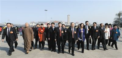 昨日，中國人民政治協(xié)商會議第十二屆全國委員會第一次會議在北京人民大會堂開幕。這是全國政協(xié)委員走向人民大會堂。新華社記者 陳樹根 攝