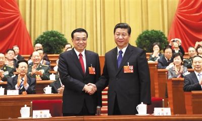昨日，人大會議投票表決，決定李克強為國務院總理后，習近平和李克強親切握手。 新華社記者 蘭紅光 攝