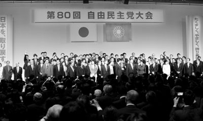 3月17日，日本自民黨黨員在東京出席自民黨年度大會。新華社發(fā)