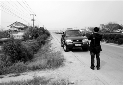 3月30日，一輛用來(lái)掃墓的軍車停放在合肥市小蜀山公墓附近。新華社發(fā)