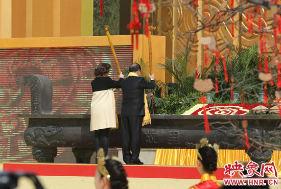中國(guó)國(guó)民黨副主席蔣孝嚴(yán)及其夫人凈手上香 。映象網(wǎng)記者 邵恰 攝