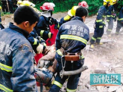 ■江蘇消防人員在現(xiàn)場搶救受傷者。CFP供圖