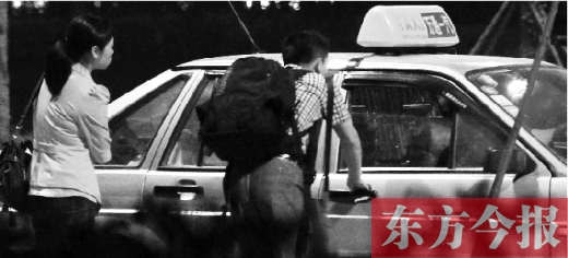 5月1日，記者夜探鄭州火車(chē)東站黑出租車(chē)，司機(jī)告知記者不打表40元，記者上車(chē)錄音取證