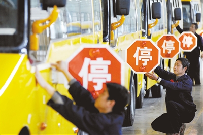 4月28日，江西上饒，江西博能上饒客車員工正在為銷往廣東客戶的訂單大鼻子校車做最后的質(zhì)量安檢。圖/CFP