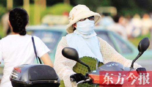 　昨日，鄭州街頭，一些女士全副“捂”裝，只為防暑防曬