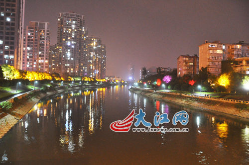 夜幕下的玉帶河，風景很好，但是臭氣熏天。
