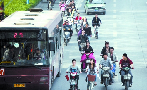 “電動(dòng)車管理辦法”出臺(tái)后，市民騎電動(dòng)車或許不會(huì)那么“隨意”（資料圖）　記者 趙卓/攝