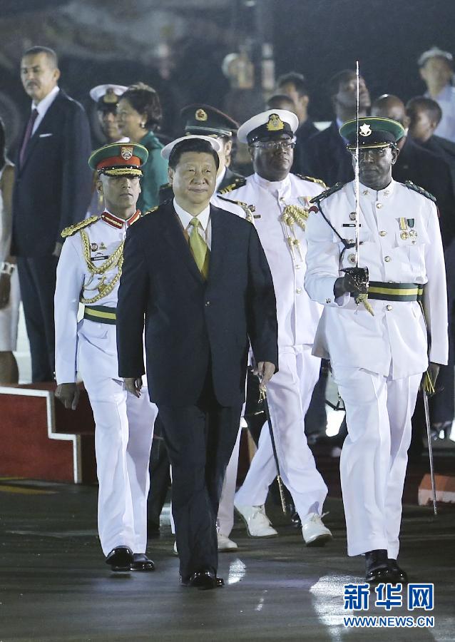這是習(xí)近平主席檢閱儀仗隊(duì)。姚大偉 攝