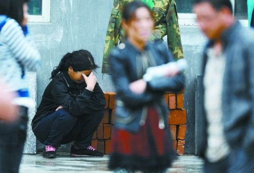 一名失蹤員工的家屬在失蹤人員信息登記處前哭泣。
