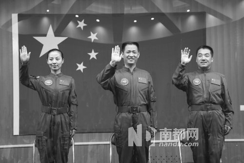 神舟十號航天員王亞平(左)、聶海勝(中)、張曉光(右)。 新華社發(fā)