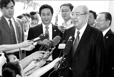 吳伯雄率國民黨大陸訪問團(tuán)抵達(dá)北京，在下榻的麗思卡爾頓酒店接受記者采訪。中新社發(fā)