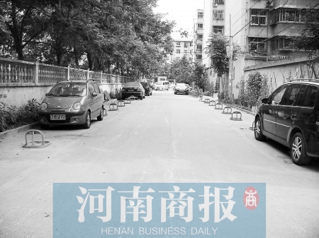 城市公共道路，成了很多人的“停車場” 記者 邱曉峰/攝