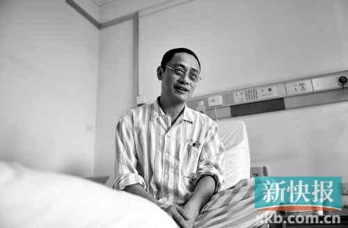 在病床上,趙海濱看起來(lái)比原先照片里消瘦了很多,雖然戴著一副近視眼鏡,卻掩飾不住鏡框后面發(fā)黑的眼圈。新快報(bào)記者孫毅/攝