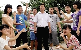 同學(xué)們用手臂連成光環(huán)，把班主任老師圍起來，表達(dá)對(duì)他的敬意和謝意。