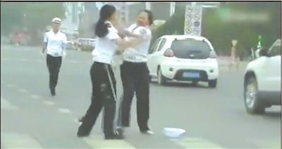 兩名“女交警”馬路中央廝打。圖/東方IC