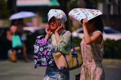 進(jìn)入7月份以來(lái)，南京出現(xiàn)了多個(gè)高溫天氣。本報(bào)資料圖片 劉瀏 攝