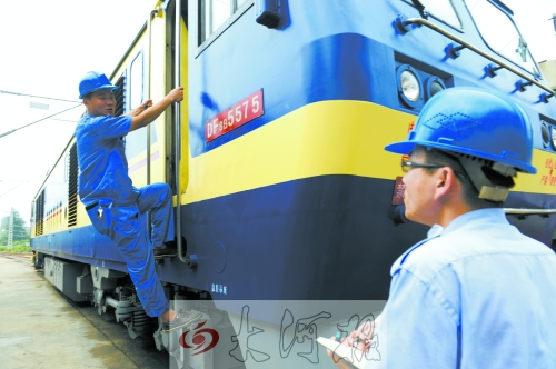 　　首發(fā)車頭以內(nèi)燃機(jī)作牽引，途中車頭、車身都會換