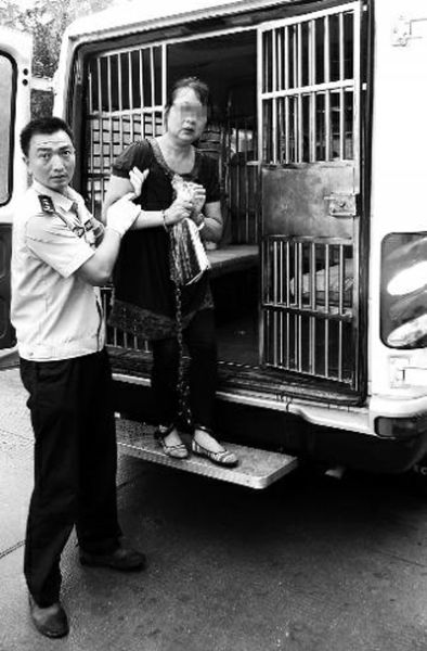 曹艷芳被帶出囚車，準備到渭南市中級人民法院受審 程英晏 攝