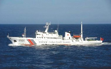 24日在釣魚(yú)島附近海域巡航的中國(guó)海警船。