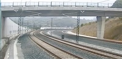 時(shí)速190公里的列車通過一個(gè)限速80公里的急轉(zhuǎn)彎。