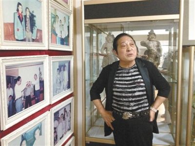 7月17日，王林向記者講述合影背后的故事。王林很樂(lè)于展示他和高官、名流的合影，但有官員曾回應(yīng)，合影不代表什么，有時(shí)候只是礙于朋友情面見(jiàn)他一下。新京報(bào)首席記者 張寒