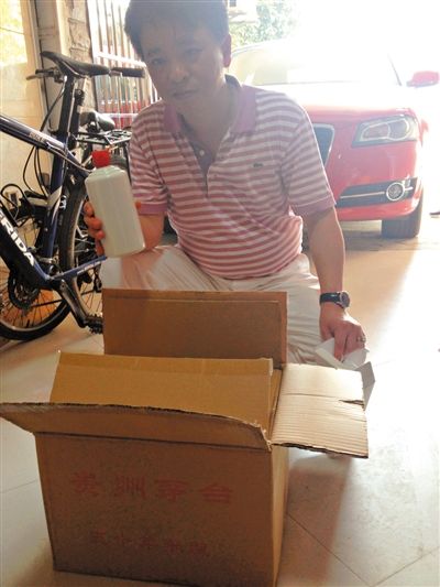 7月19日，王林的“徒弟”鄒勇向記者展示他從王林那里買到的“特供”酒。新京報(bào)首席記者 張寒