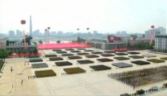 7月27日是《朝鮮停戰(zhàn)協(xié)定》簽署60周年紀念日，朝鮮在首都平壤舉行的盛大的閱兵儀式。圖為閱兵廣場。