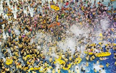 29日，湖北省武漢市，近日江城暑熱難解，人們紛紛前往水上樂(lè)園解暑，由于人數(shù)眾多，形成了“下餃子”的壯觀(guān)場(chǎng)面。圖/CFP