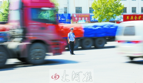 連霍高速受橋梁爆破影響禁止通車，310國道車流量迅速增加，當?shù)亟痪块T安排大量警力保障道路暢通。