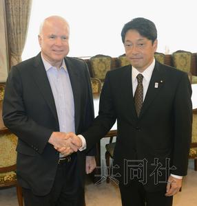 21日上午，美國共和黨資深參議員麥凱恩（左）與日本防衛(wèi)相小野寺在防衛(wèi)省會談前握手。（圖片來源：日本共